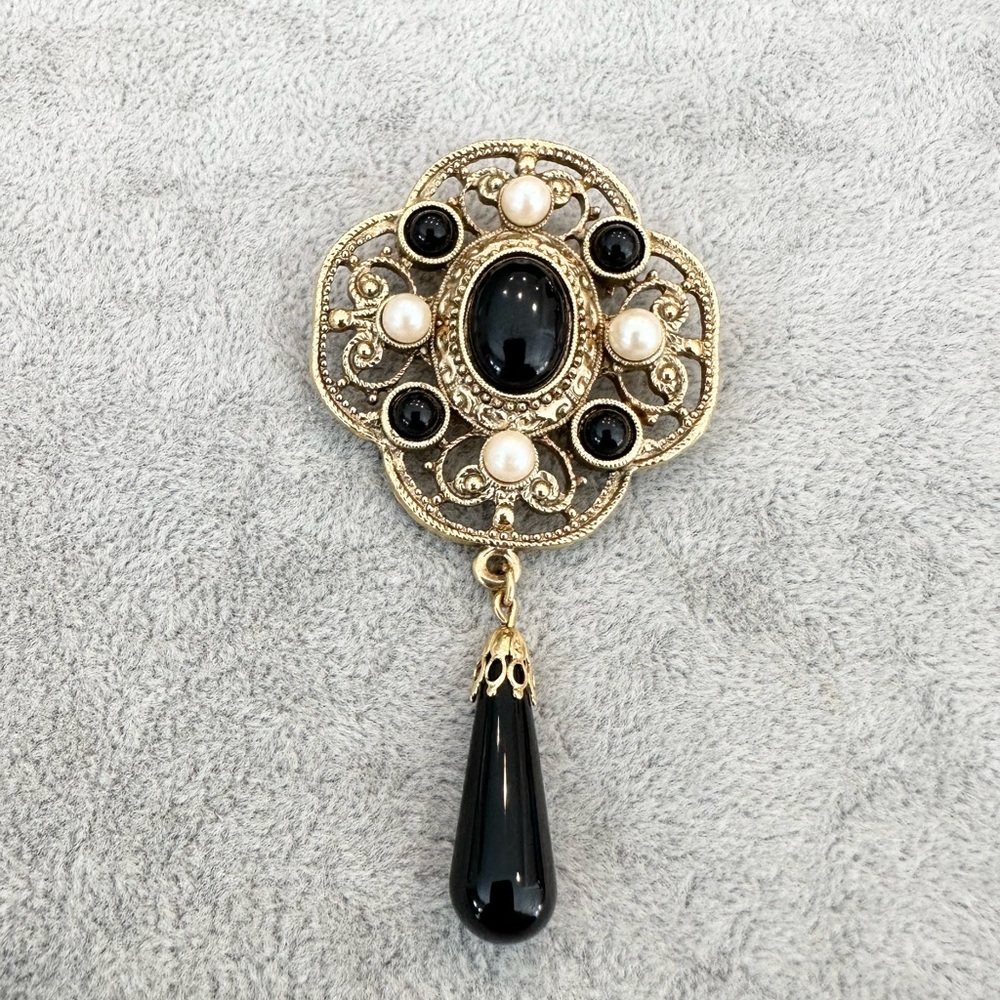 Vintage 1928 Gold Tone With Black Cabochon And Faux Pearl Dangle Brooch Pin
